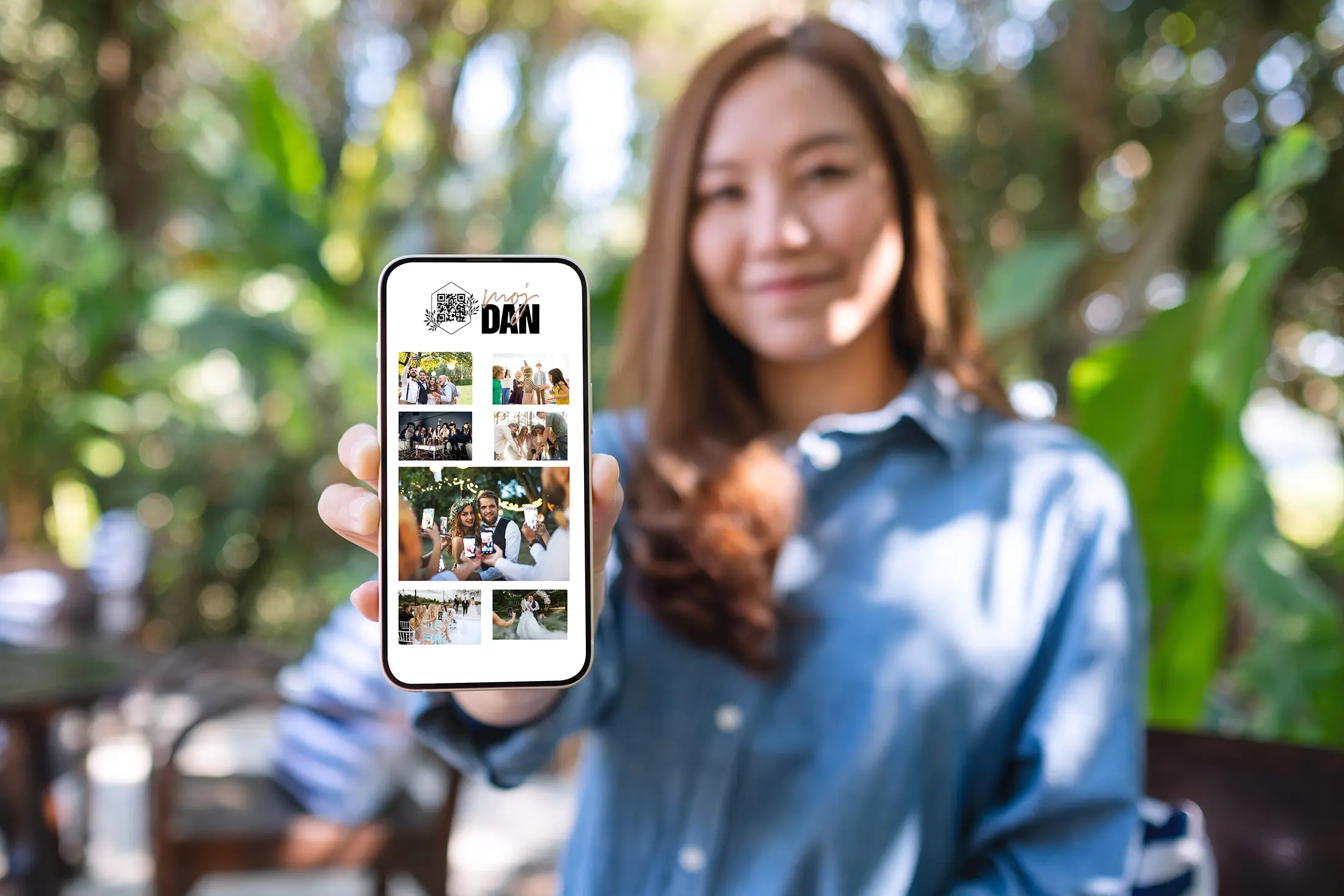 Person showing the phone